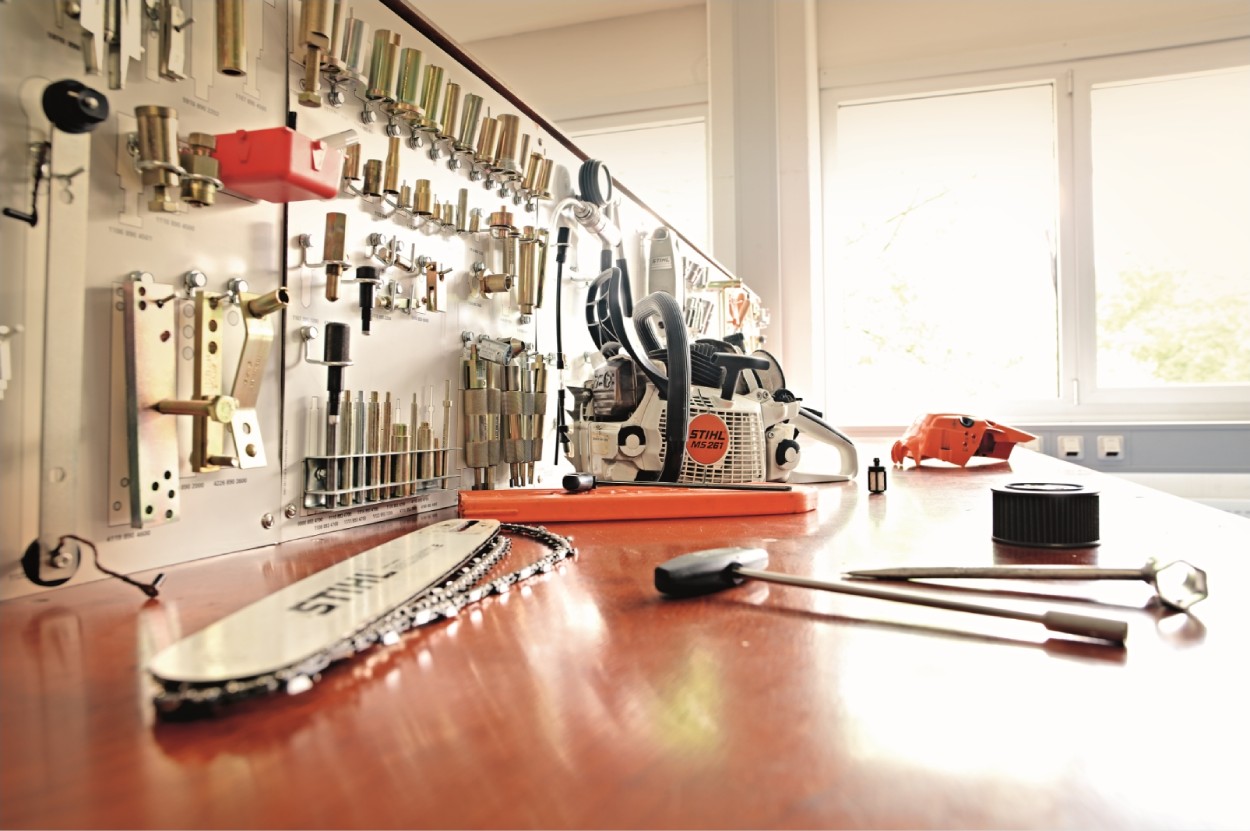 pilarka STIHL leżąca na blacie roboczym